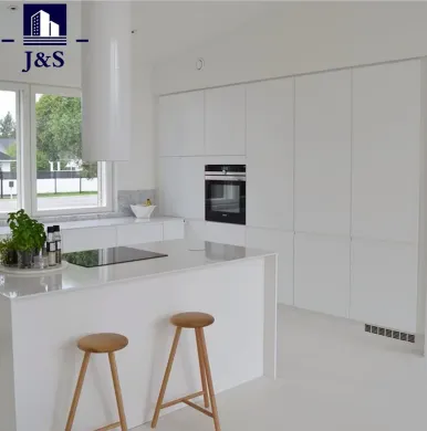 Er trenden med moderne hvite skapkjøkken i sentrum i hjemmedesign?