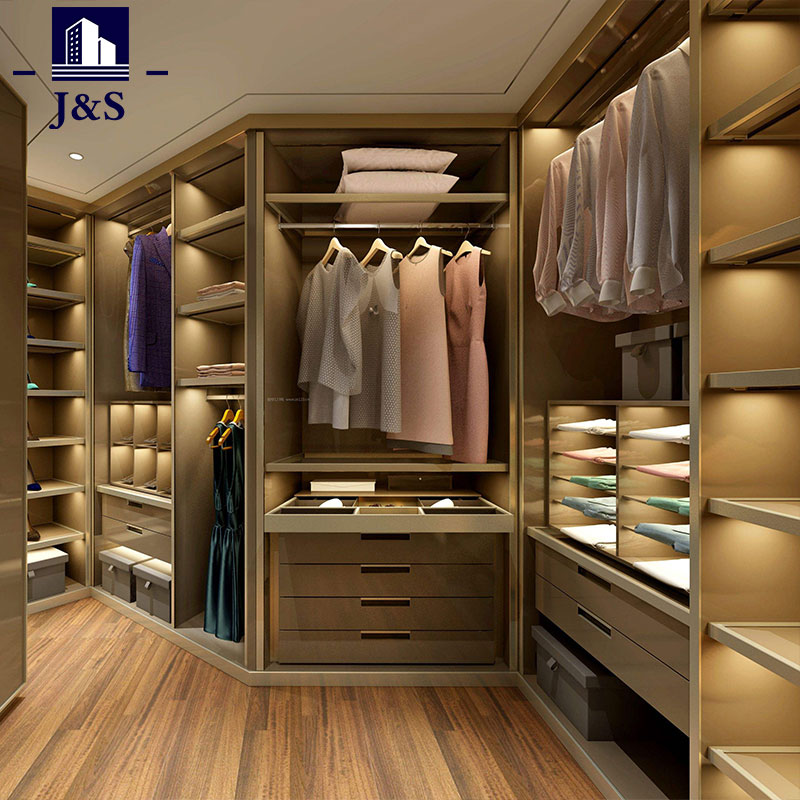 Stor walk in closet-design for hovedsoverom