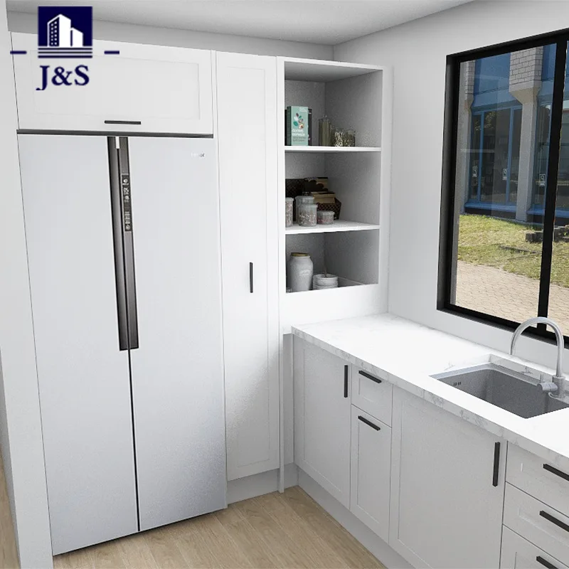 White Shaker L-Shape kjøkken med pantry
